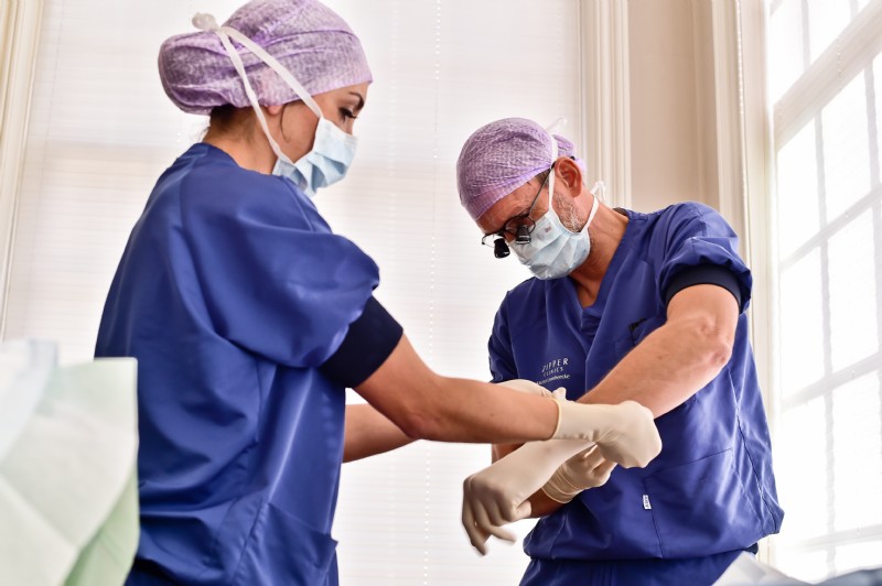 Plastisch chirurg Michel Cromheecke voert de oorlelverkleining uit