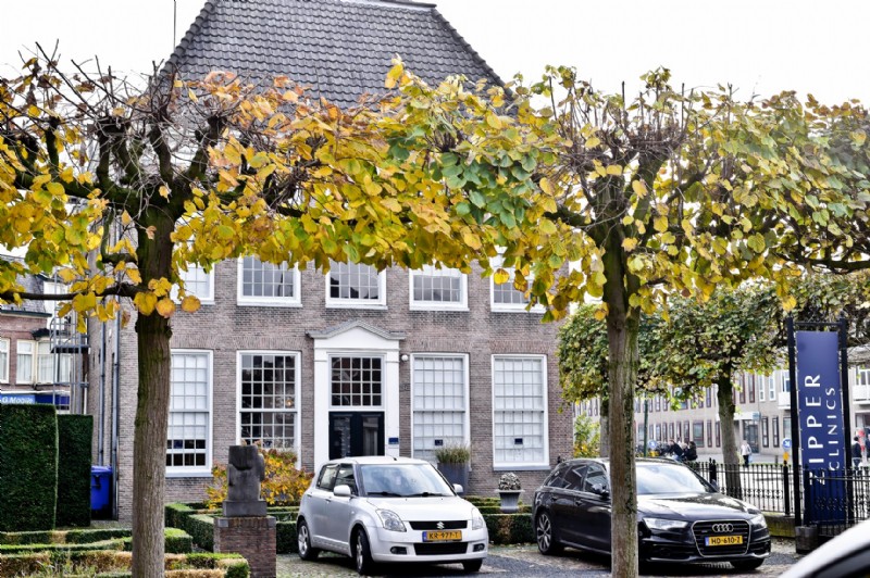 De schaamlipcorrectie wordt onder plaatselijke verdoving uitgevoerd in de kliniek in Enschede