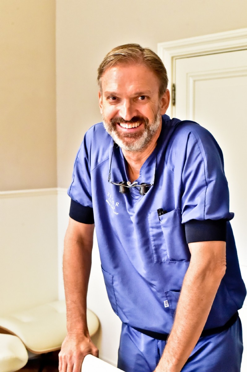 Plastisch chirurg Michel Cromheecke voert de wenkbrauwlift uit