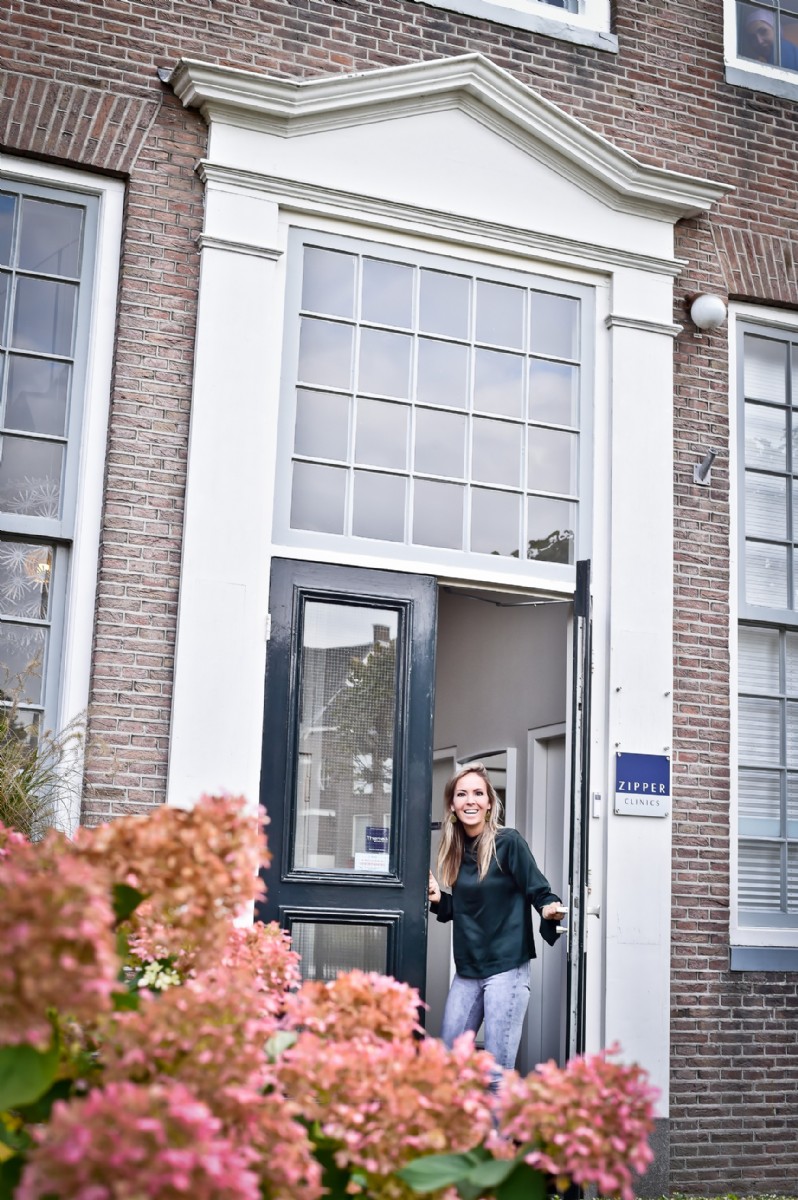 Floortje Zipper voor het pand van Zipper Clinics Enschede