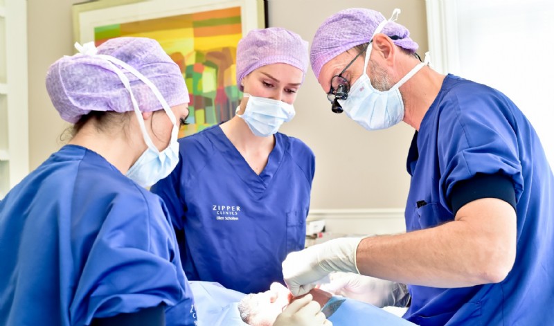 Plastisch chirurg Michel Cromheecke voert een oorlelcorrectie uit onder plaatselijke verdoving
